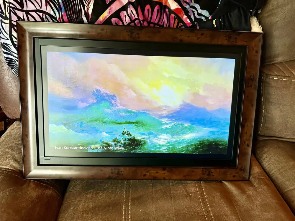 Digital picture frame in burl wood finish