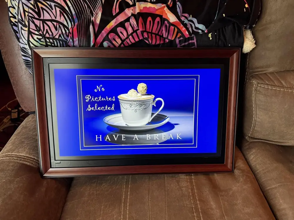Digital picture frame in cherry wood finish