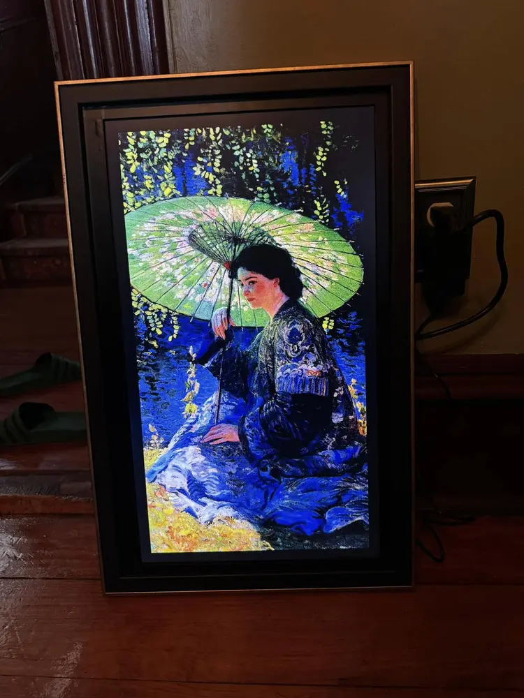 Digital picture frame in gold and black finish